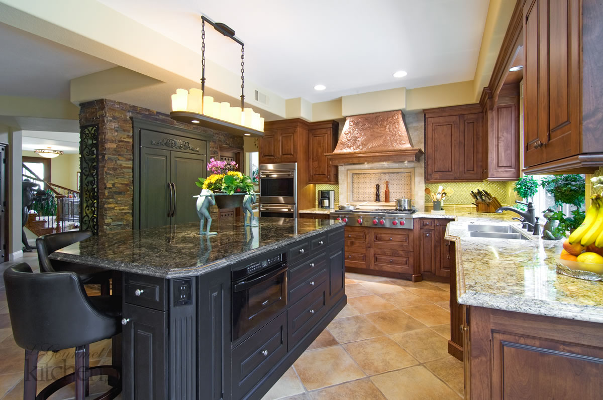 kitchen design with two tone cabinets